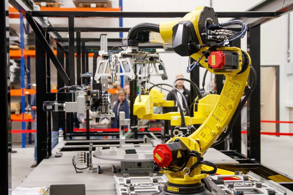 Industrial robot in an automated production cell